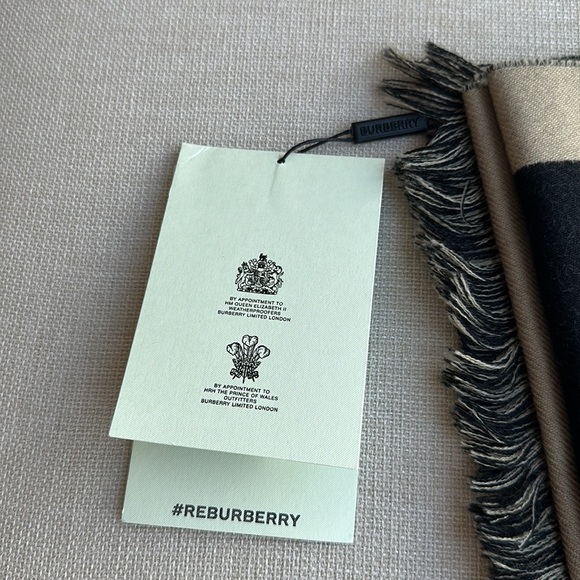 NWT BURBERRY Logo Fringed Wool Jacquard Scarf - Beige Black - Picture 13 of 14